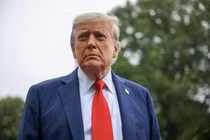 Tổng thống Mỹ Donald Trump dừng lại và phát biểu với giới truyền thông tại Bãi cỏ phía Nam của Nhà Trắng vào ngày 15/6. Ảnh: Getty.