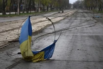Quốc kỳ của Ukraine tại thành phố Mariupol trong bức ảnh chụp ngày 18/4 (Ảnh: AP)