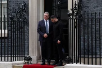 Thủ tướng Anh Keir Starmer chào đón Tổng thống Ukraine Volodymyr Zelensky tại số 10 phố Downing, London, Anh ngày 14/8. Ảnh: Reuters.
