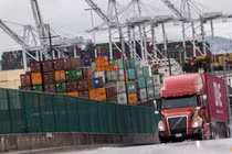 Các container tại cảng Oakland trong bức ảnh chụp hôm 12/5, khi căng thẳng thương mại tiếp tục diễn ra do thuế quan của Mỹ với Trung Quốc. Ảnh: Reuters.