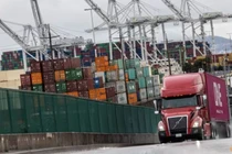 Các container tại cảng Oakland trong bức ảnh chụp hôm 12/5, khi căng thẳng thương mại tiếp tục diễn ra do thuế quan của Mỹ với Trung Quốc. Ảnh: Reuters.