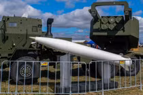 Hệ thống tên lửa pháo binh cơ động cao (HIMARS) do Mỹ sản xuất được trưng bày trong một triển lãm quốc phòng. Ảnh: RT.