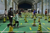 Trẻ em và các bậc phụ huynh Trung Quốc tại một trung tâm tiêm chủng ở Bắc Kinh (Ảnh: Xinhua)