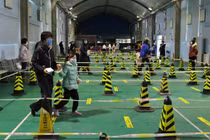 Trẻ em và các bậc phụ huynh Trung Quốc tại một trung tâm tiêm chủng ở Bắc Kinh (Ảnh: Xinhua)