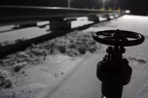 Một chiếc van phía trước đường ống tại trạm nén khí của Nga ở Sudzha gần biên giới với Ukraine vào ngày 11/1/2009 (Ảnh: AFP)