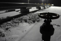 Một chiếc van phía trước đường ống tại trạm nén khí của Nga ở Sudzha gần biên giới với Ukraine vào ngày 11/1/2009 (Ảnh: AFP)