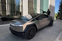 Đoạn phim được công bố trên tài khoản Telegram chính thức của lãnh đạo Chechnya Ramzan Kadyrov cho thấy ông đứng trên chiếc Cybertruck gắn súng máy ở Grozny, Chechnya (Ảnh: AFP)