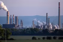 Nhà máy lọc dầu lớn nhất Slovakia Slovnaft ở Bratislava, Slovakia (Ảnh: Getty)