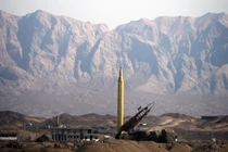 Một tên lửa Shahab-3 của Iran được nhìn thấy trước khi được thử nghiệm từ địa hình sa mạc tại một địa điểm không xác định ở Iran vào ngày 28/9/2009 (Ảnh: Getty)
