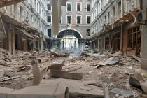 Cảnh tượng tan hoang tại trung tâm thành phố Kharkiv, sau một trận pháo kích của Nga (Ảnh: AFP)