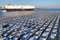 Những chiếc xe điện của BYD chờ được chuyển lên tàu Explorer No. 1 tại Yên Đài, Sơn Đông, Trung Quốc, vào ngày 10/1 (Ảnh: AP)