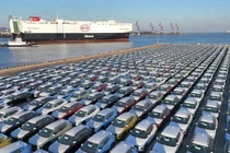 Những chiếc xe điện của BYD chờ được chuyển lên tàu Explorer No. 1 tại Yên Đài, Sơn Đông, Trung Quốc, vào ngày 10/1 (Ảnh: AP)