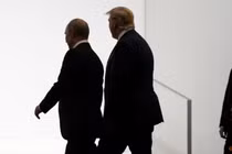 Tổng thống Nga Vladimir Putin và Tổng thống Mỹ Donald Trump đi dạo trong hội nghị thượng đỉnh các nhà lãnh đạo G20 tại Osaka, Nhật Bản ngày 28/6/2019. Ảnh: Reuters.