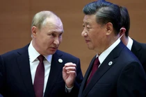 Tổng thống Nga Vladimir Putin nói chuyện với Chủ tịch Trung Quốc Tập Cận Bình trước cuộc họp mở rộng của các nguyên thủ quốc gia thành viên Hội nghị thượng đỉnh Tổ chức Hợp tác Thượng Hải (SCO) tại Samarkand, Uzbekistan ngày 16/9/2022. Ảnh: Reuters.