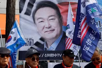 Những người biểu tình đứng trước biểu ngữ có ảnh ông Yoon Suk-yeol khi mọi người chờ đợi phán quyết của Tòa án Hiến pháp về việc luận tội Tổng thống, ngày 4/4. Ảnh: Reuters.