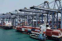 Hình ảnh chụp bằng máy bay không người lái cho thấy các container tại cảng Kwai Chung ở Hong Kong, Trung Quốc, vào ngày 3/4. Ảnh: Reuters.