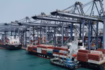 Hình ảnh chụp bằng máy bay không người lái cho thấy các container tại cảng Kwai Chung ở Hong Kong, Trung Quốc, vào ngày 3/4. Ảnh: Reuters.