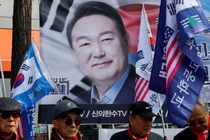 Những người biểu tình đứng trước biểu ngữ có ảnh ông Yoon Suk-yeol khi mọi người chờ đợi phán quyết của Tòa án Hiến pháp về việc luận tội Tổng thống, ngày 4/4. Ảnh: Reuters.