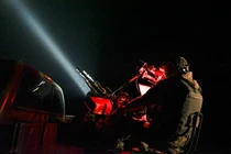 Một người lính Ukraine sử dụng súng máy chống máy bay không người lái. Ảnh: Getty.