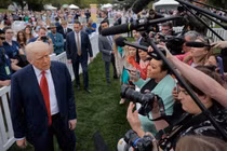 Tổng thống Mỹ Donald Trump phát biểu với các phóng viên trong Lễ lăn trứng Phục sinh tại Bãi cỏ phía Nam của Nhà Trắng. Ảnh: Getty.