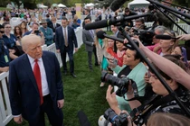 Tổng thống Mỹ Donald Trump phát biểu với các phóng viên trong Lễ lăn trứng Phục sinh tại Bãi cỏ phía Nam của Nhà Trắng. Ảnh: Getty.