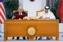 Tổng thống Mỹ Donald Trump và Quốc vương Qatar Tamim bin Hamad Al Thani tham dự lễ ký kết tại Doha, Qatar, ngày 14/5. Ảnh: Reuters.