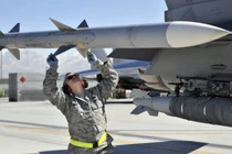 Nhân sự Không quân Mỹ trang bị cho máy bay chiến đấu F-16 vào tháng 3/2011 ở Bagram, Afghanistan (Ảnh: DoD)