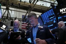 Các nhà giao dịch làm việc trên sàn giao dịch chứng khoán New York (NYSE), ngày 10/4. Ảnh: Reuters.