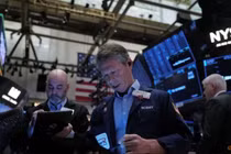 Các nhà giao dịch làm việc trên sàn giao dịch chứng khoán New York (NYSE), ngày 10/4. Ảnh: Reuters.