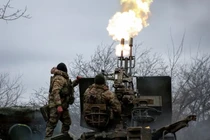 Binh sĩ Ukraine bắn pháo phòng không gần Bakhmut, Ukraine (Ảnh: Reuters)