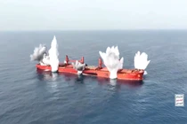 Những cột khói bốc lên từ tàu MV Magic Seas treo cờ Liberia do Hy Lạp vận hành. Ảnh chụp màn hình này được trích từ video công bố ngày 8/7. Ảnh: Reuters.