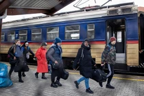 Nhiều người dân đến từ Ukraine đang xuống tàu tại nhà ga xe lửa ở Ba Lan. Ảnh: Getty.