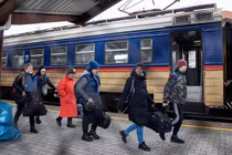 Nhiều người dân đến từ Ukraine đang xuống tàu tại nhà ga xe lửa ở Ba Lan. Ảnh: Getty.