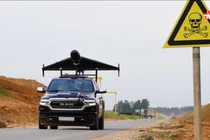 Một chiếc xe bán tải Ram 1500 của Mỹ chở theo UAV tự sát của Nga, được ghi lại trong video do kênh truyền hình Bộ Quốc phòng Nga phát vào ngày 20/7. Ảnh: Kyiv Independent.