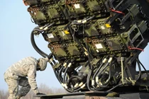 Một binh sĩ Mỹ đang kiểm tra một khẩu đội tên lửa phòng thủ Patriot trong cuộc tập trận chung tại căn cứ quân sự ở Sochaczew, Ba Lan 21/3/2015. Ảnh: Reuters.