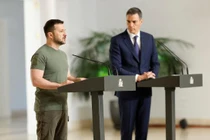 Tổng thống Ukraine Volodymyr Zelensky phát biểu trong cuộc họp báo chung với Thủ tướng Tây Ban Nha Pedro Sanchez sau khi ký thỏa thuận an ninh ở Madrid vào ngày 27/5 (Ảnh: AFP)