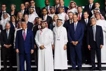 Tổng thống Donald Trump (dưới bên trái) và Jensen Huang (dưới bên phải) chụp ảnh cùng gia đình hoàng gia Arab Saudi và các nhà lãnh đạo công nghệ khác của Mỹ tại một diễn đàn đầu tư kinh doanh Saudi-Mỹ. Ảnh: Getty.