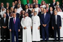 Tổng thống Donald Trump (dưới bên trái) và Jensen Huang (dưới bên phải) chụp ảnh cùng gia đình hoàng gia Arab Saudi và các nhà lãnh đạo công nghệ khác của Mỹ tại một diễn đàn đầu tư kinh doanh Saudi-Mỹ. Ảnh: Getty.