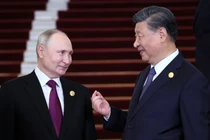 Tổng thống Nga Vladimir Putin được Chủ tịch Trung Quốc Tập Cận Bình chào đón trong buổi lễ tại Diễn đàn Vành đai và Con đường ở Bắc Kinh, Trung Quốc ngày 17/10/2023 (Ảnh: Sputnik)