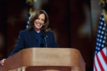 Phó Tổng thống Mỹ Kamala Harris thường xuyên chia sẻ những lời dạy mà bà nhận được từ mẹ mình (Ảnh: CNBC)