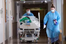 Theo WHO, không nên có những thay đổi lớn về chiến lược chống dịch chỉ dựa vào những dữ liệu ban đầu (Ảnh minh họa: NBC).