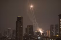 Hệ thống phòng không Iron Dome (Vòm Sắt) đánh chặn tên lửa trên bầu trời Tel Aviv trong hôm đầu tuần này. Ảnh: WSJ.