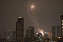 Hệ thống phòng không Iron Dome (Vòm Sắt) đánh chặn tên lửa trên bầu trời Tel Aviv trong hôm đầu tuần này. Ảnh: WSJ.