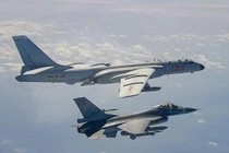 Một chiến đấu cơ Đài Loan đang theo sát máy bay ném bom của Trung Quốc ở eo biển Đài Loan hồi năm ngoái (Ảnh: SCMP)