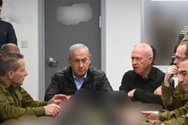 Thủ tướng Israel Benjamin Netanyahu và Bộ trưởng Quốc phòng Yoav Gallant giám sát cuộc tấn công vào Iran từ một địa điểm không được tiết lộ (Ảnh: IDF)