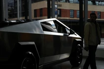 Một chiếc xe bán tải điện Cybertruck của Tesla. Ảnh: Reuters.