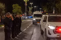 Các sĩ quan Israel bày tỏ lòng kính trọng khi thi thể của 4 con tin được đưa đến từ Gaza. Ảnh: Getty.