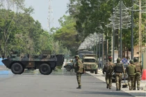 Binh lính tuần tra trước trụ sở đài phát thanh và truyền hình Benin, sau khi lực lượng vũ trang của nước này đã ngăn chặn âm mưu đảo chính chống lại chính phủ của Tổng thống Benin Patrice Talon, tại Cotonou, Benin, ngày 7/12. Ảnh: Reuters.