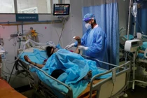 Các bệnh viện ở New Delhi kín giường bệnh, lượng oxy y tế trở nên khan hiếm (Ảnh: Reuters)