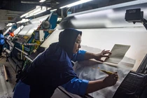 Một công nhân kiểm tra vải xuất khẩu trước khi nhuộm tại nhà máy Trisula Textile Industries ở Cimahi, Tây Java vào ngày 15/4. Ảnh: AFP.